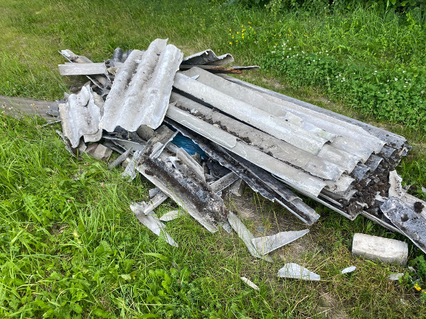 Asbestplatten illegal auf einem Feldweg in Sasserath entsorgt