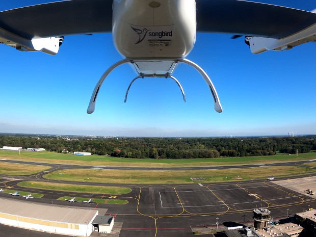 Eine Drohne fliegt über den Flughafen Mönchengladbach