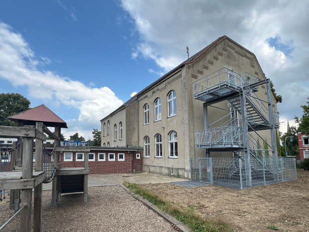 Das Gebäude der Brückenschule in Mönchengladbach mit neuer breiter Rettungstreppe