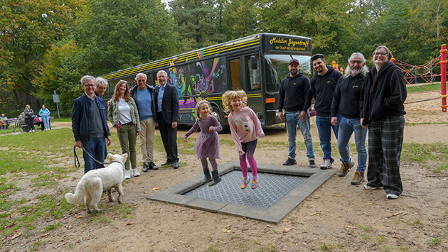 Lions Club spendet Trampolin für den Spielpark Hardter Wald