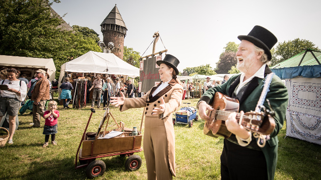 Die Musiker Ohrenfreut spielen auf dem Flachsmarkt auf Burg Linn