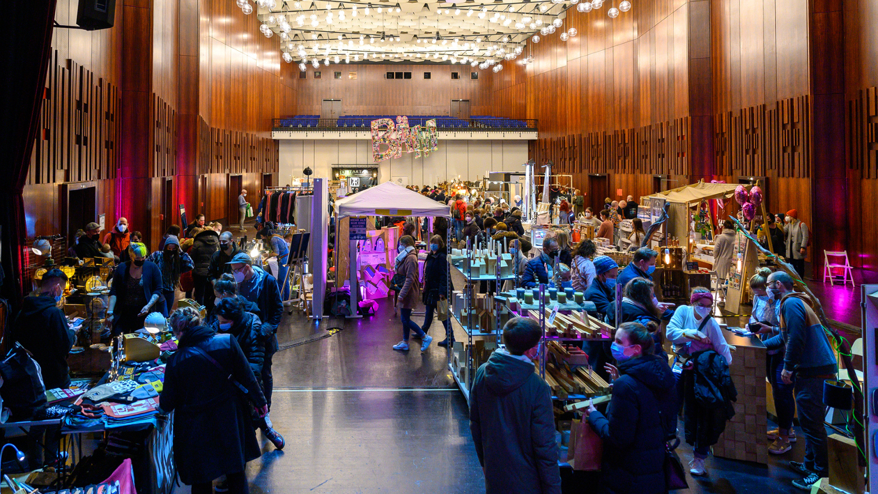 Eine mit Besuchern gefüllte Halle des Claus Markts 2021