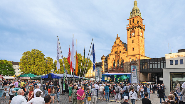 Der Marktplatz vor dem Rheydter Rathaus ist mit menschen gefüllt