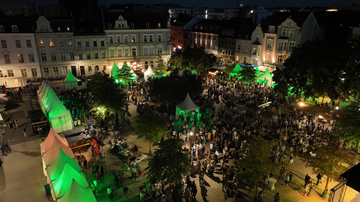 Das Weinfest "Gladbach G-Niessen" aus der Vogelperspektive