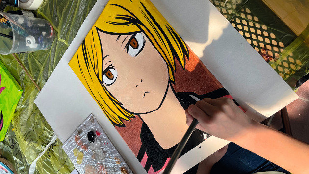 Eine Mangafigur wird auf eine Leinwand mit Acryl gemalt