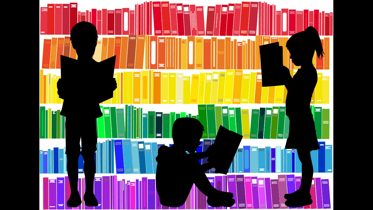 3 schwarze Silhouetten von Kindern die in Büchern lesen, im Hintergrund bunte Bücher