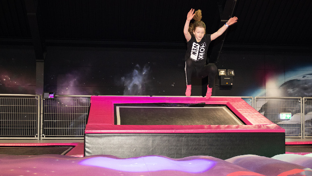 Anke Molitors tochter Springt von einem trampolin runter