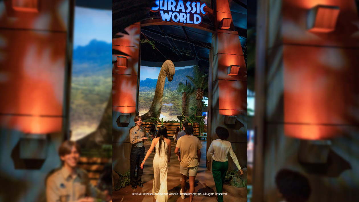 Der Eingangsbereich der Jurassic World Ausstellung mit großen Dinosaurier-Figuren