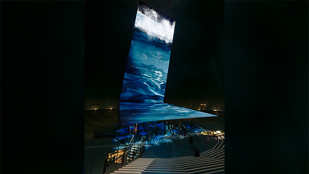 Eine große digitale Leinwand im gasometer Oberhausen mit einer Welle