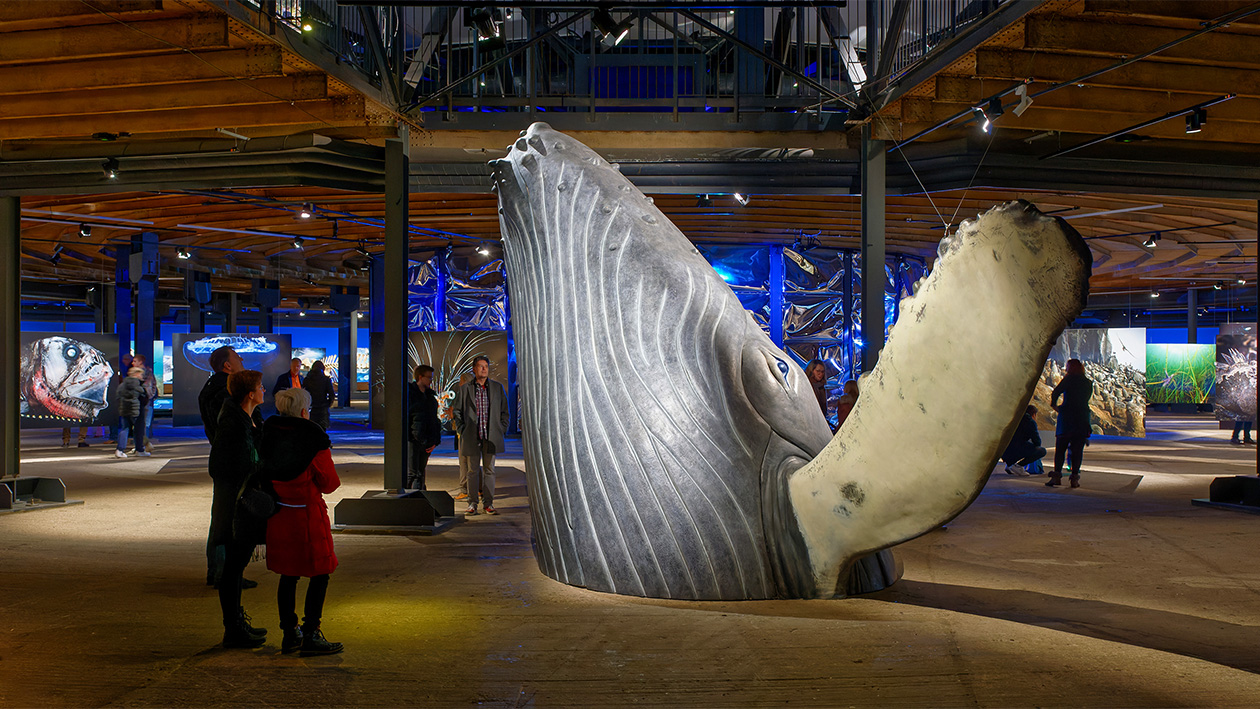 Eine große Figur eines Pottwaals im Gasometer Oberhausen