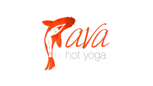 Das Logo von Hot Yoga mit einem orange farbenen Fisch an der Seite