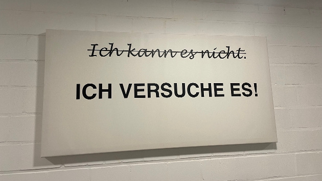 Eine Motivatiosnschild mit der Aufschrift "Ich kann es nicht" welche durchgestrichen ist und darunter "Ich versuche es!"