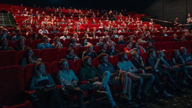 Viele personen sitzen in einem Kinosaal