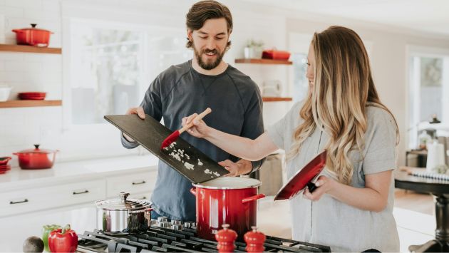 Zwei Personen kochen gemeinsam in einer modernen Küche