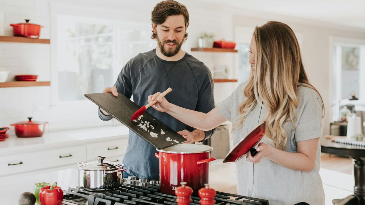 Zwei Personen kochen gemeinsam in einer modernen Küche
