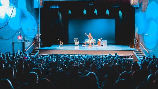 Eine Theaterbühne auf der ein Teaterstück vorgeführt wird