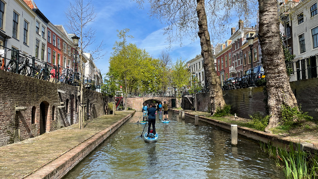 Mehrere Personen SUPen in Utrecht