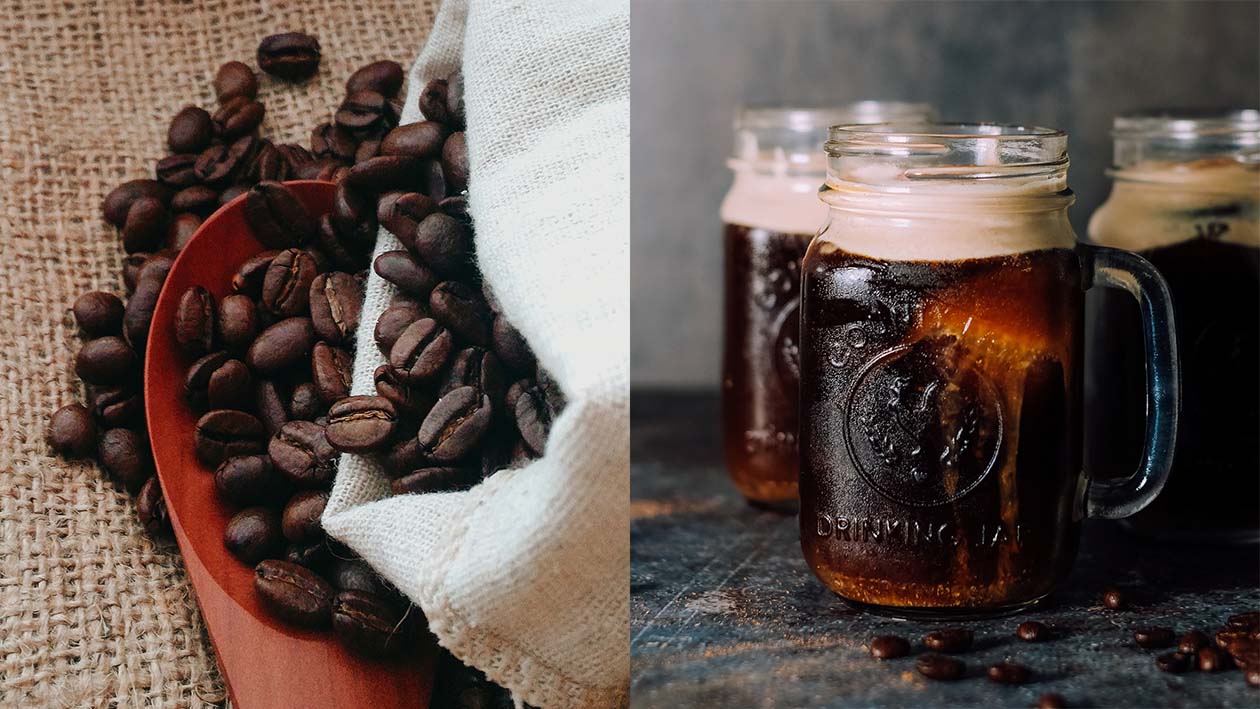 Holzlöffel mit Kaffeebohnen, drei Gläser mit kaltem Kaffee