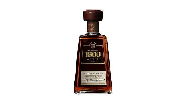 Eine Flasche 1800 Tequila Jose Cuervo Anejo Reserva auf weißem Hintergrund