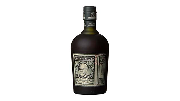 Flasche Botucal Reserva Exclusiva Rum auf weißem Hintergrund