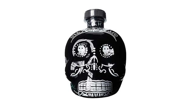 Eine Flasche Kah Anejo Tequila auf weißem Hintergrund