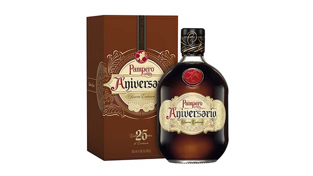 Flasche Pampero Aniversario Reserva Exclusiva Rum auf weißem Hintergrund