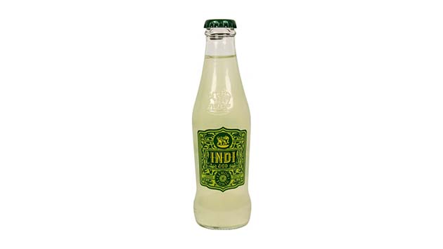 Flasche Indi Lemon Tonic Water auf weißem Hinterund