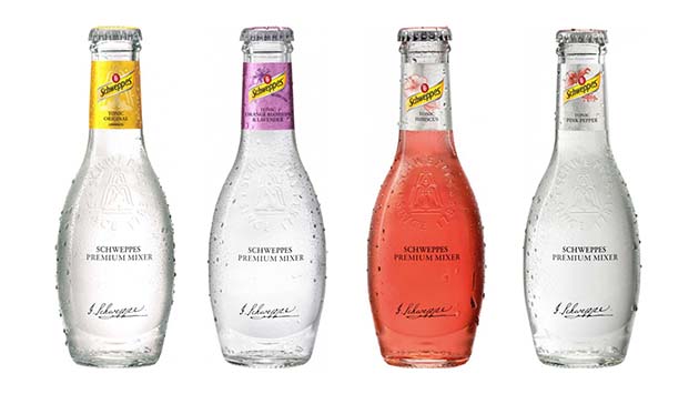Vier unterschiedliche Flaschen Schweppes Premium Tonics auf weißem Hintergrund