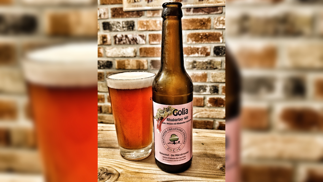 Ein Golia Bier mit befülltem Bierglas