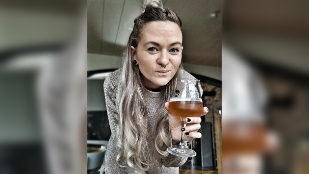 Gracia Sacher mit einem gefüllten Bierglas in der Hand