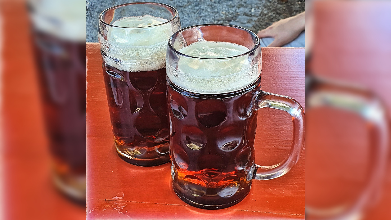 Zwei Biergläser gefüllt mit Münchner Dunkel