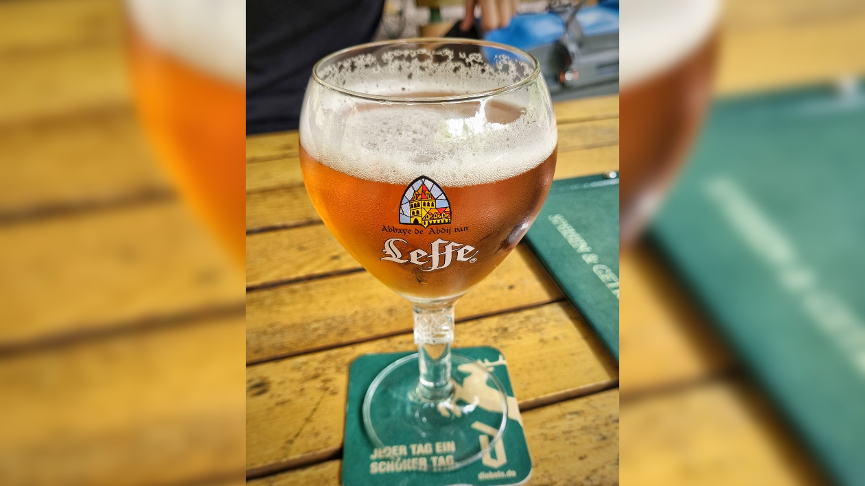 Ein Bierglas gefüllt mit belgischem Bier
