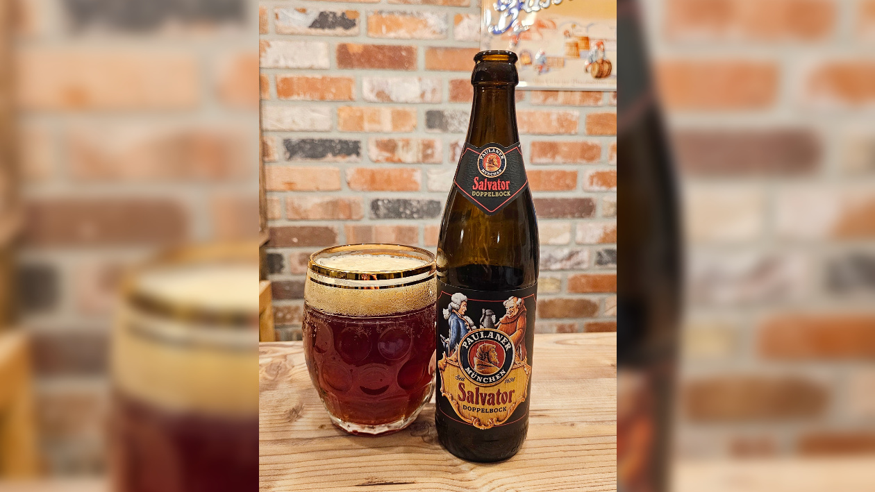 Ein gefülltes Glas und eine Flasche Doppelbock stehen auf einem Tisch