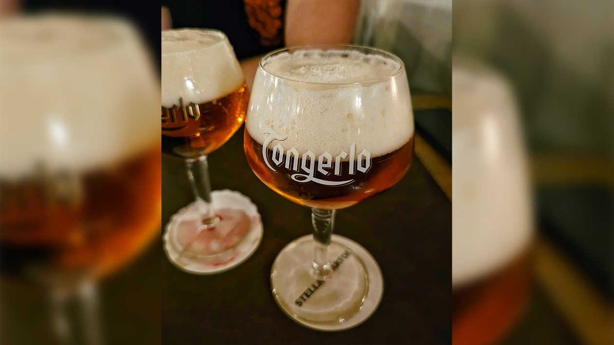 Ein Bierglas gefüllt mit Tongerlo Tripel Bier