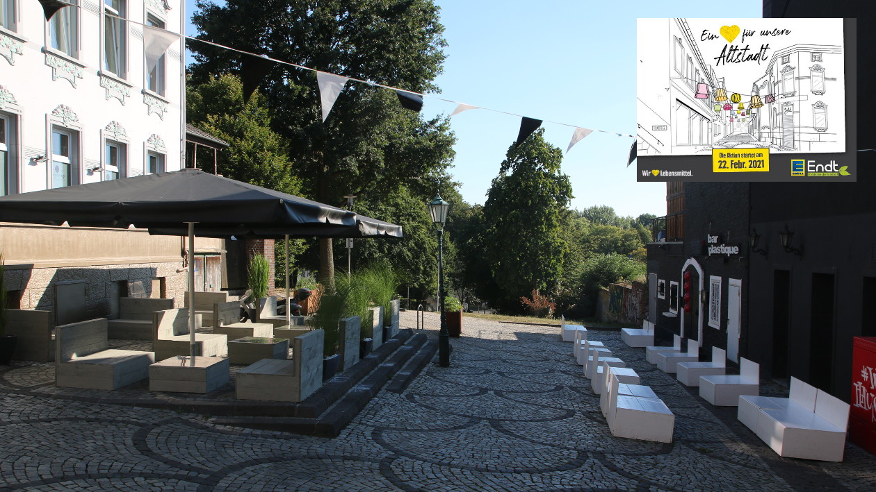 Leere Außengastronomie mit Pavillon, oben rechts das Logo der Kampagne "Ein Herz für unsere Gastronomie" von Edeka Endt