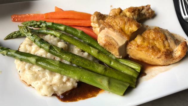 Maispoulardenbrust mit Trüffel-Risotto und Spargelgemüse auf einem Teller angerichtet