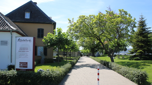 Eingangsweg zum Restaurant des Gut Abtshof mit Blick auf einige Reitplätze