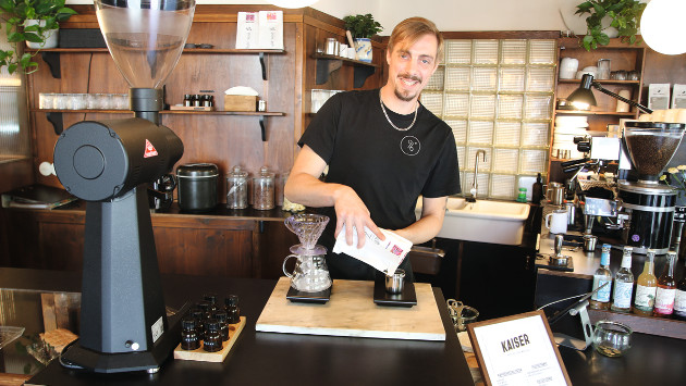 Barrista Marco Jans bei der Arbeit