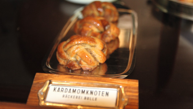 Kardamomknoten der Bäckerei Bulle aus Düsseldorf liegt in der Theke des Kaisers