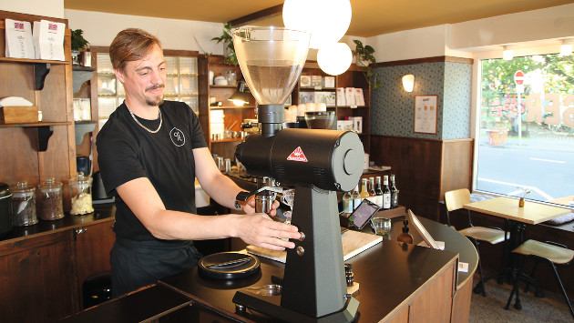 Barrista Marco Jans bei der Arbeit