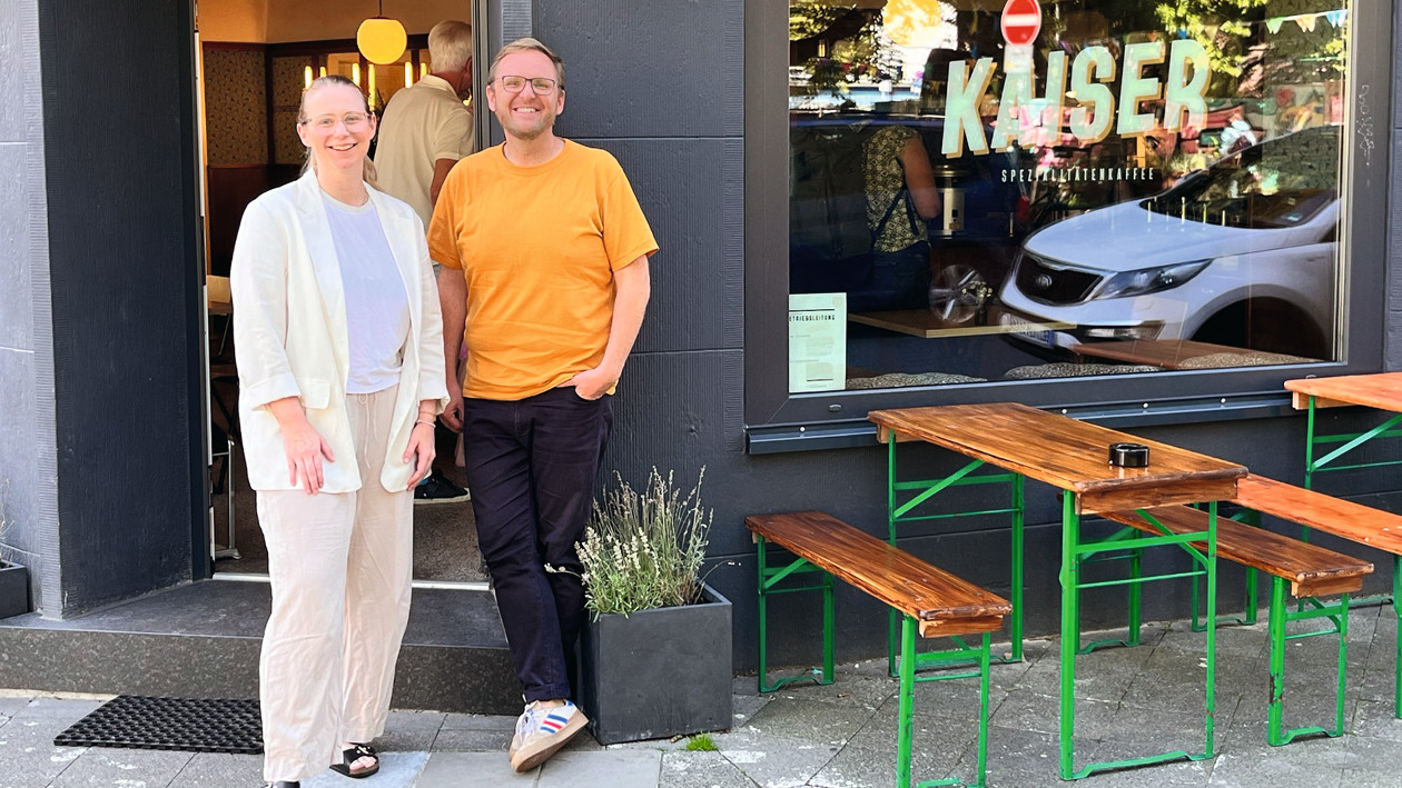 Die beiden Mitgesellschafter Sarah Königsmann und Michael Bahrke vor dem Kaiser an der Alten Tanke