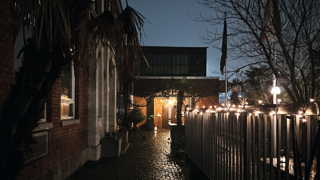 Das Port Victoria von außen bei Nacht