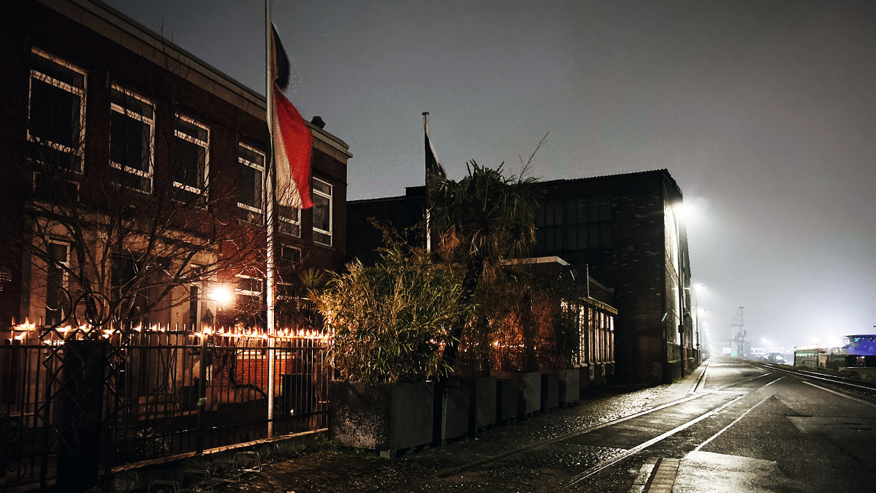 Das Port Victoria von außen bei Nacht