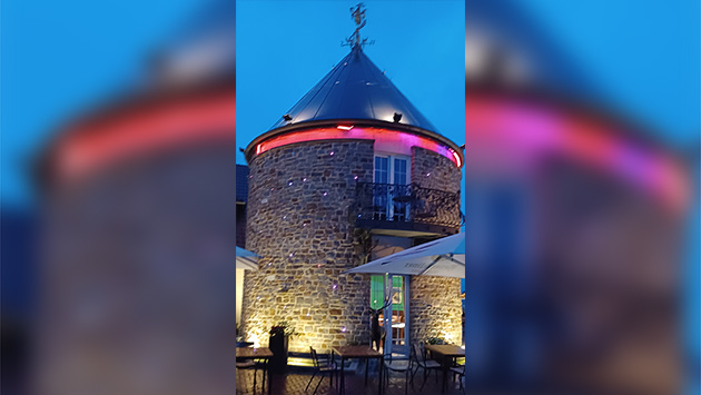 Der beleuchtete Turm des Restaurants Ramshof