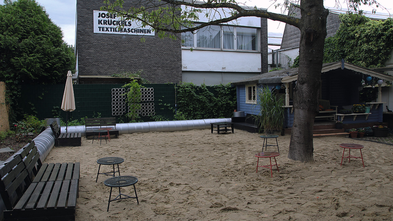 Die neue Nonsense-Bar mit Strandbereich