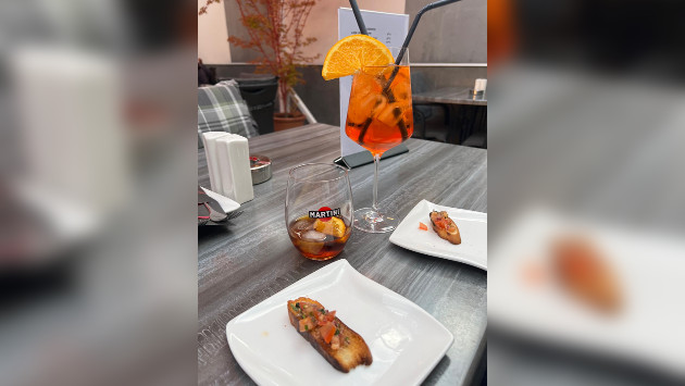 Aperol Spritz, Martini rosso und Bruschetta auf einem Tisch serviert