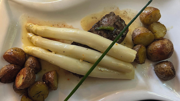 Rumpsteak mit weißem Spargel