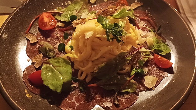 Carpaccio vom Rinderfilet mit Tagliarini und schwarzem Trüffel