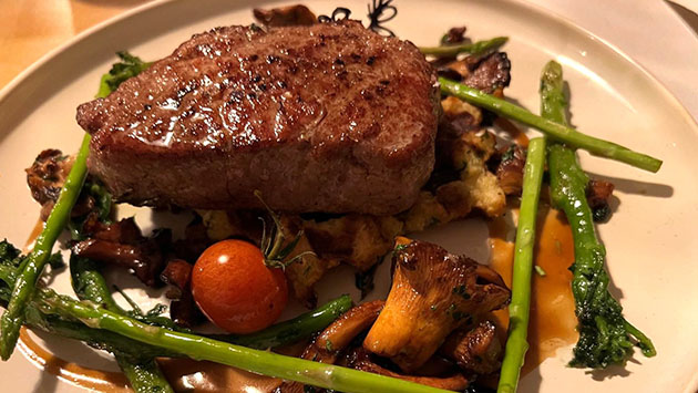 Rumpsteak mit gebratenen Pfifferlingen, wildem Brokkoli, Kartoffelwaffeln und Rosmarini Jus.