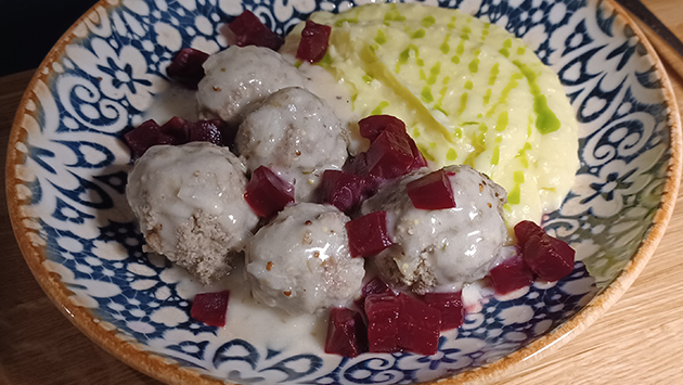 Hauptspeise Königsberger Klopse mit Kartoffeln, Kapern und Rote Bete